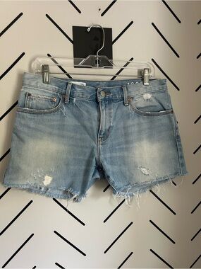 Gap women’s sexy boyfriend fit light wash denim shorts